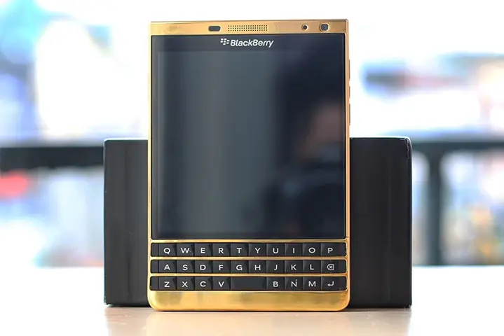Giá Blackberry Passport Mạ Vàng