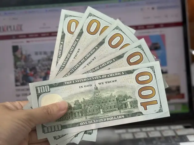 Giá Đola Trong Tiệm Vàng