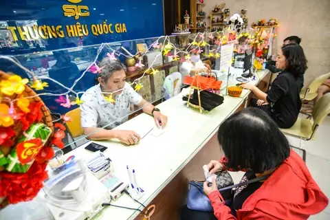 Giá Vàng Lên Xuống Như Thế Nào