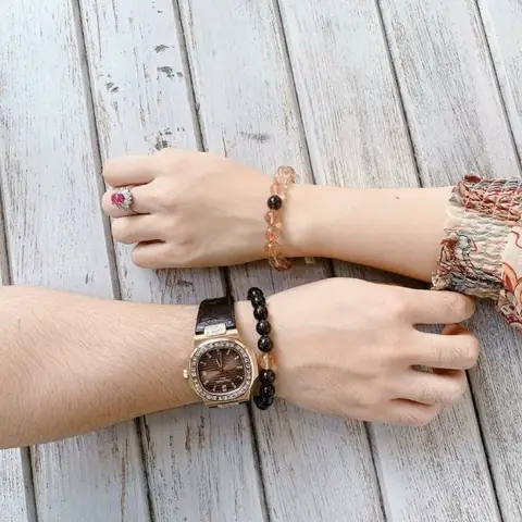 Đeo Vòng Phong Thủy Ở Tay Nào