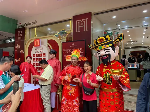 Giá Cả Nhà Hàng Mùa Vàng