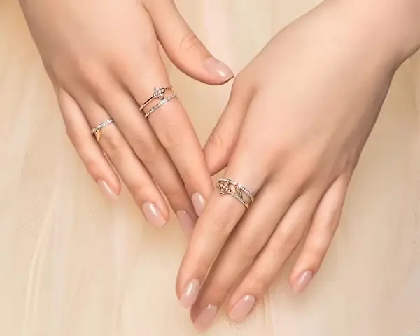 Ngón Tay Đeo Nhẫn Phong Thủy