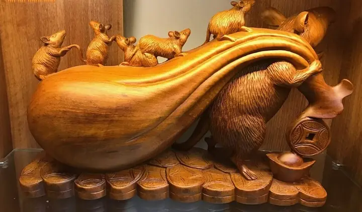 Tượng Chuột Kéo Bao Tiền Vàng Bằng Gỗ Giá Bán