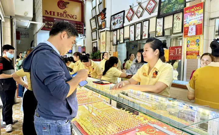 Vì Sao Vàng Lên Giá Mà Người Ta Mua Nhiều
