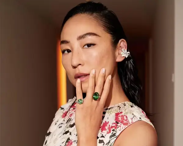 Đeo Nhẫn Ngón Út Phong Thủy