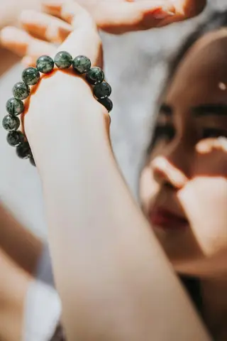 Đeo Vòng Đá Phong Thủy Tay Nào
